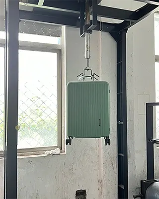 Тест на прочность ручки чемодана