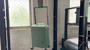 Чемодан ZL без молнии с широкой ручкой