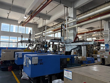 Цех литья под давлением (производство компонентов чемоданов)