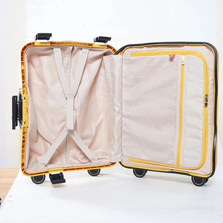 Средний багажный чемодан